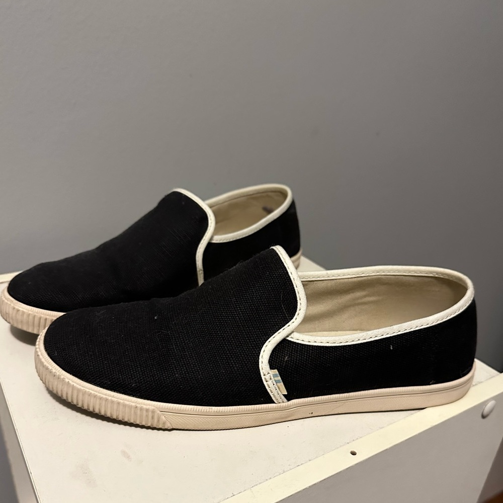 women’s gently worn black TOMS sneakers size 9